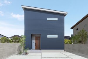 街並みに凛と佇むネイビーブルーのモダンハウス