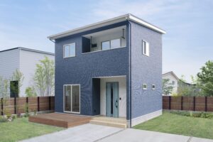 スタイリッシュで機能的なネイビーモダンハウス
