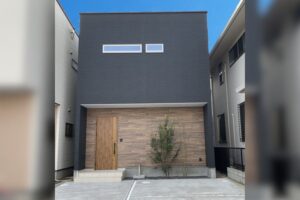 街にも自然にもなじむ、シンプルで上品な家